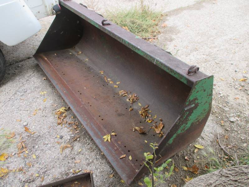 lot 45 image: JD Quick Tach Loader Bucket