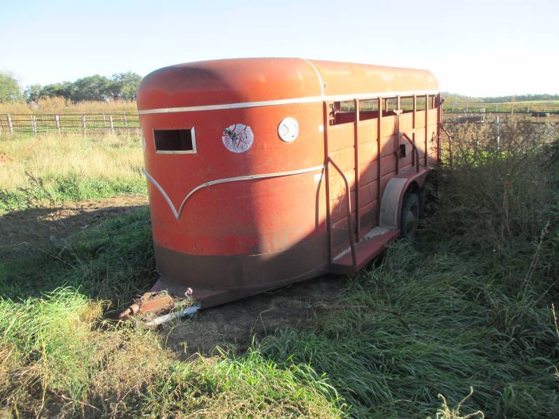 lot 61 image: 1976 WW 16 Stock Trailer