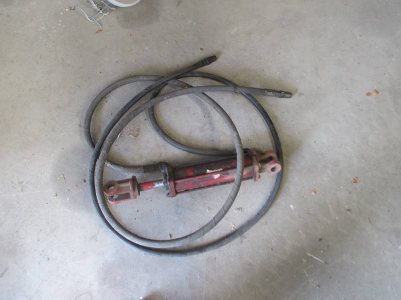 lot 75 image: Hydraulic Cylinder & Hoses