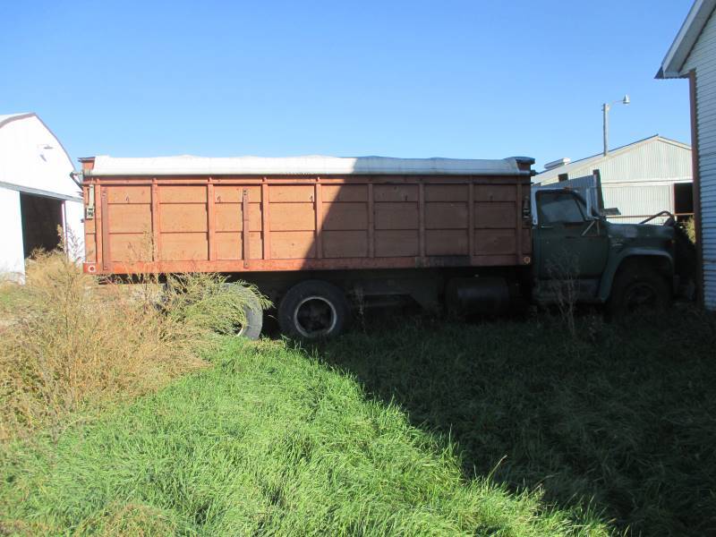 lot 76 image: 1974 GMC 6500 Tandem Grain Truck