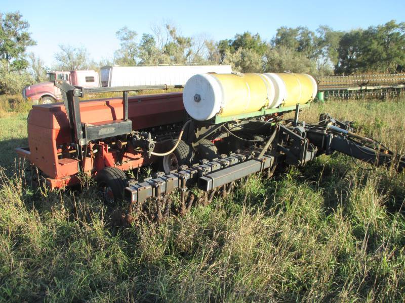 lot 79 image: Case IH 5400 Minimum Till Seeder wYetter Coulter & Hitch
