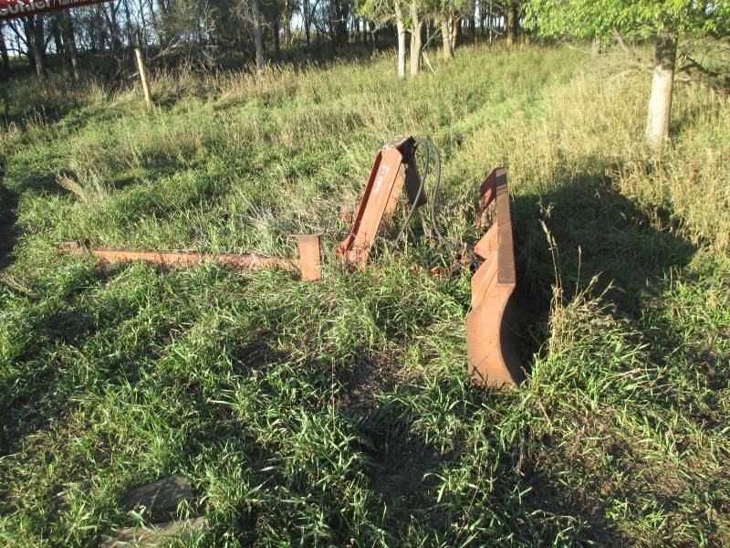 lot 91 image: Leons Mfg Tractor Mounted Dozer Blade