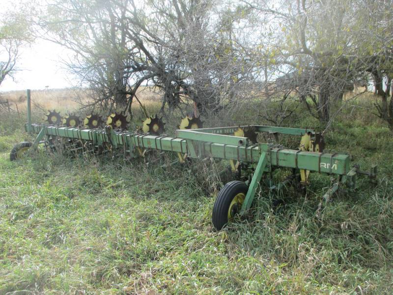 lot 86 image: 24 JD Cultivator
