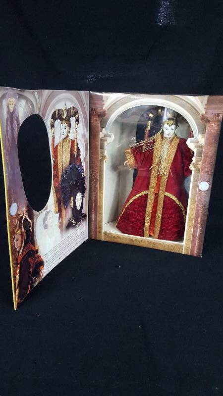 lot 12 image: Star Wars Portrait Edition