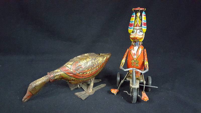 lot 282 image: Louis Marx Tin Toy Goose