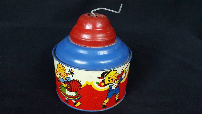 lot 285 image: Ohio Art Tin Music Box