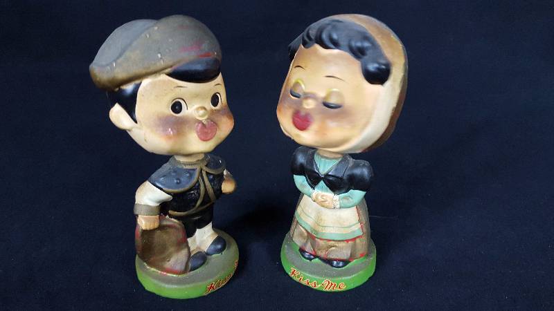 lot 316 image: Vintage Bobble Kissing Heads