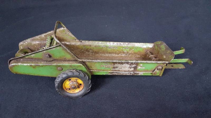 lot 321 image: John Deere Manure Spreader