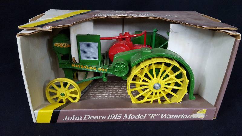 lot 323 image: Ertl John Deere Tractor