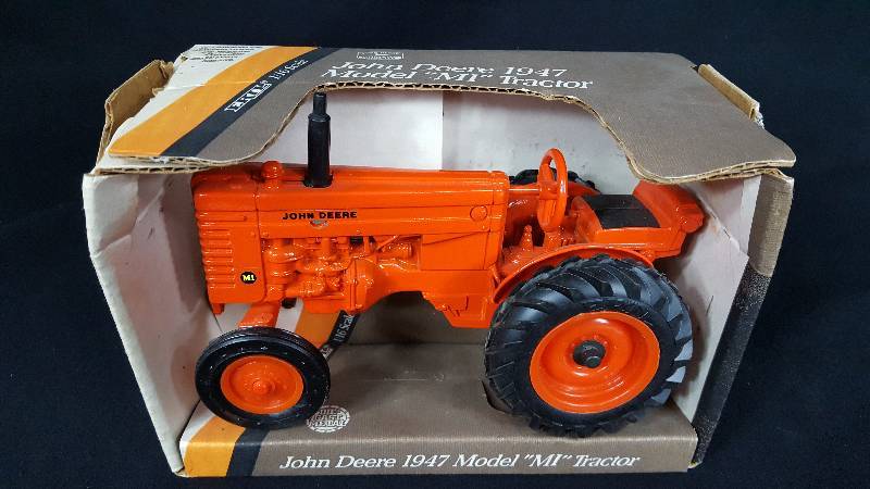 lot 324 image: Ertl John Deere Tractor