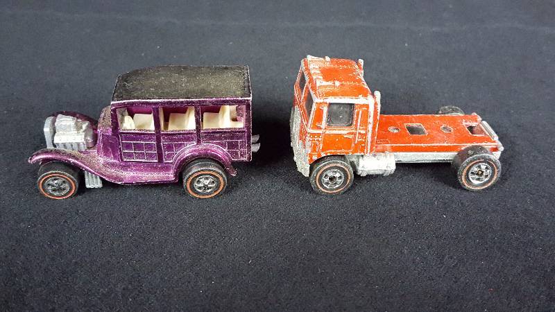 lot 331 image: (2) Redline Hot Wheels
