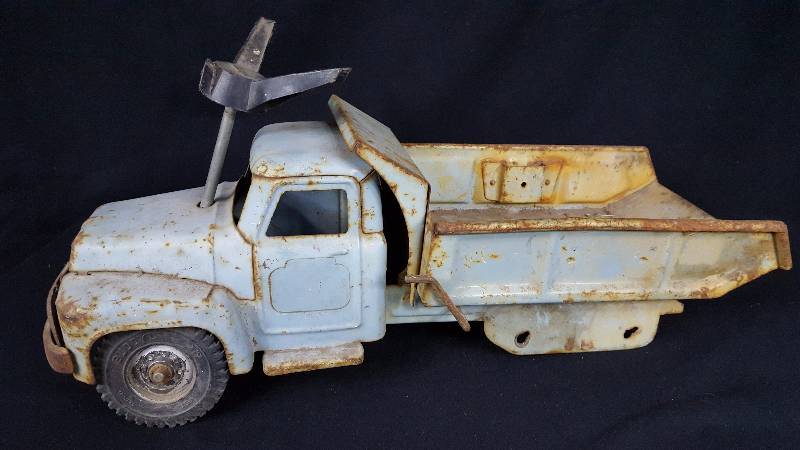 lot 353 image: Buddy L Ride On Dump Truck