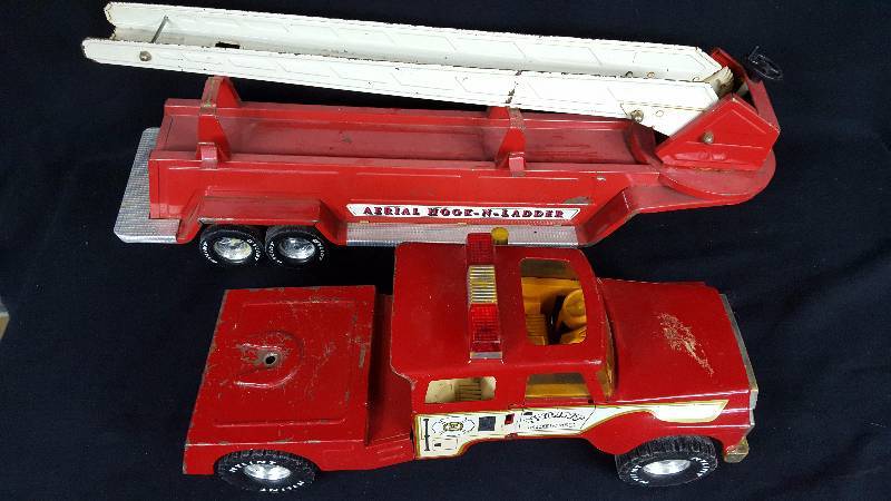 lot 355 image: Nylint Fire Truck