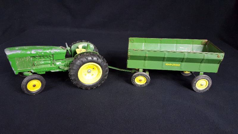 lot 361 image: Ertl John Deere Tractor & Wagon