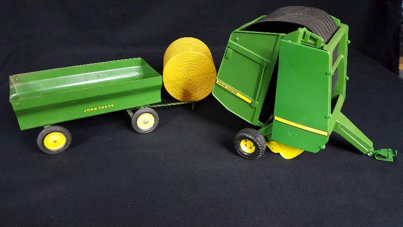 lot 362 image: Ertl Round Baler & Wagon