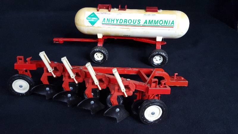 lot 363 image: Ertl Ploe & Anhydrous Ammonia Tank