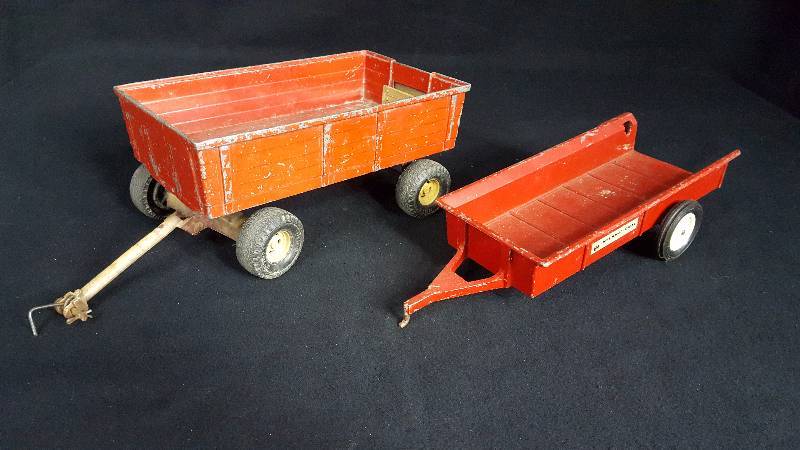 lot 364 image: Ertl International Wagon