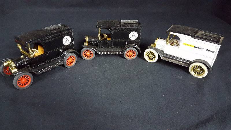 lot 367 image: Ertl Die Cast Banks