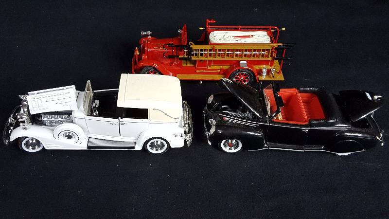 lot 374 image: Signature Die Cast Cars
