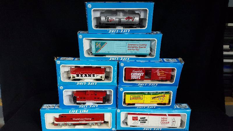 lot 398 image: Life Like H.O. Train Set