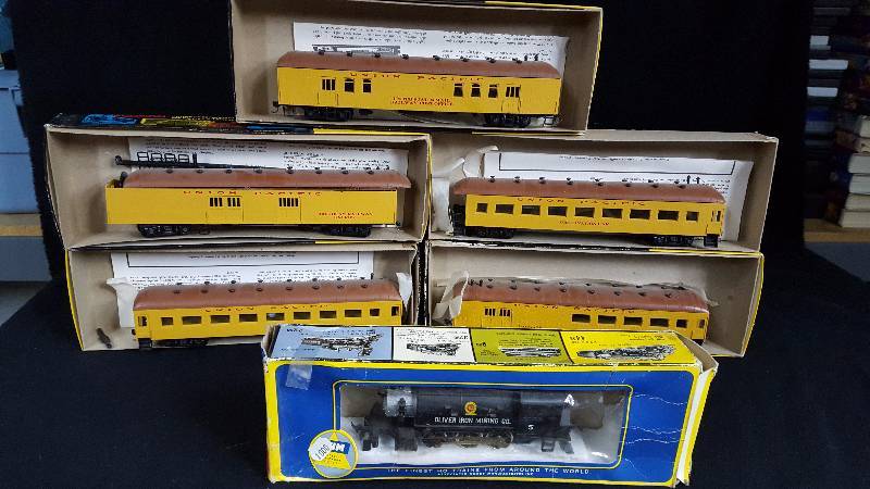lot 399 image: Roundhouse H.O. Scale Train Cars & Engine