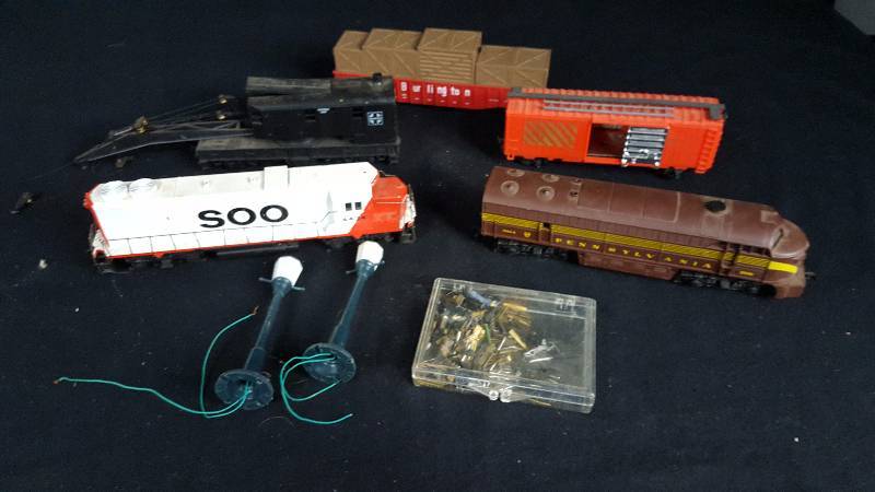 lot 400 image: H.O. Scale Train Cars & Engines