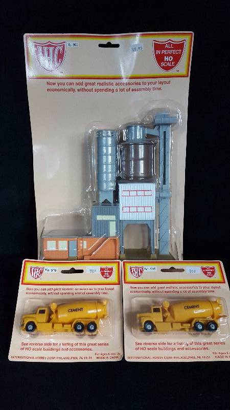 lot 401 image: H.O. Scale Train Accessorys