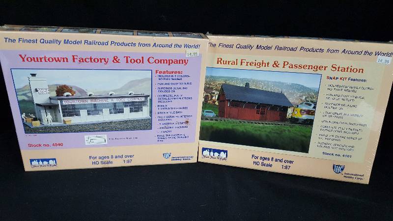lot 402 image: H.O. Scale Train Accessorys