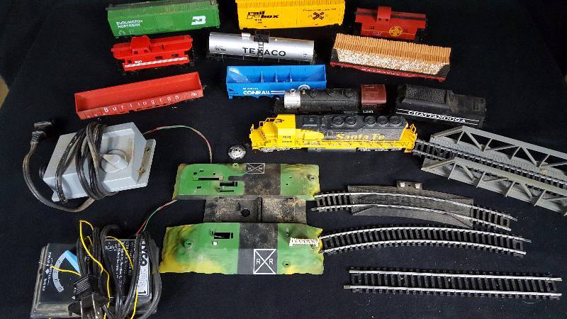 lot 404 image: H.O. Scale Train Cars & Engines
