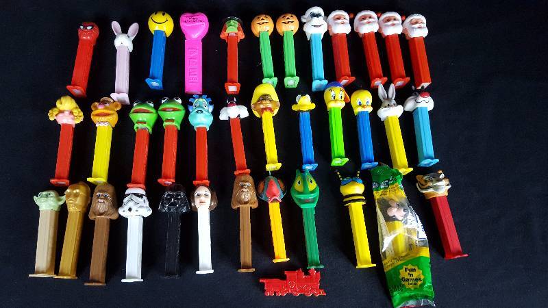 lot 411 image: Pez Candy Dispensers
