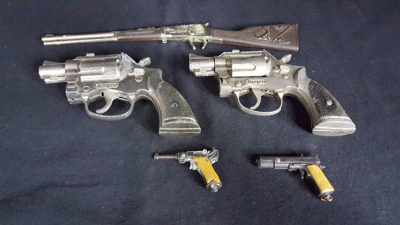 lot 412 image: Hubley Cap Guns