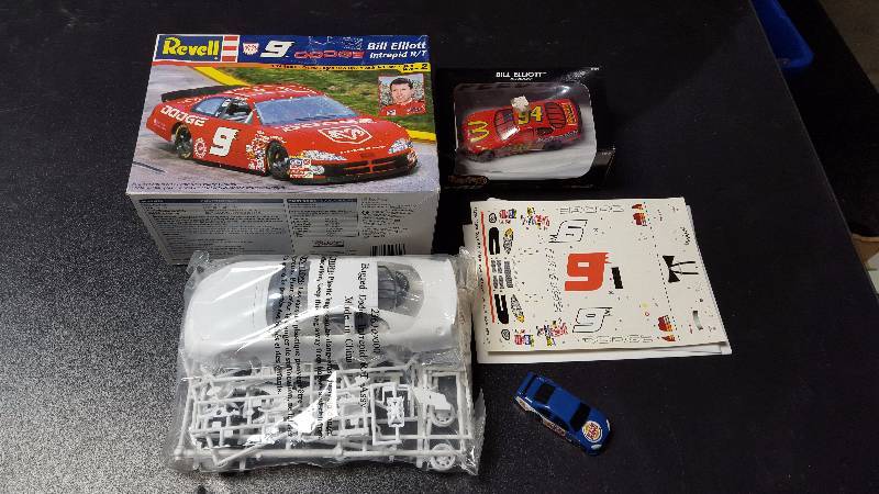 lot 439 image: Revell Dodge NASCAR Model Complete 124 Scale & Hotwheels