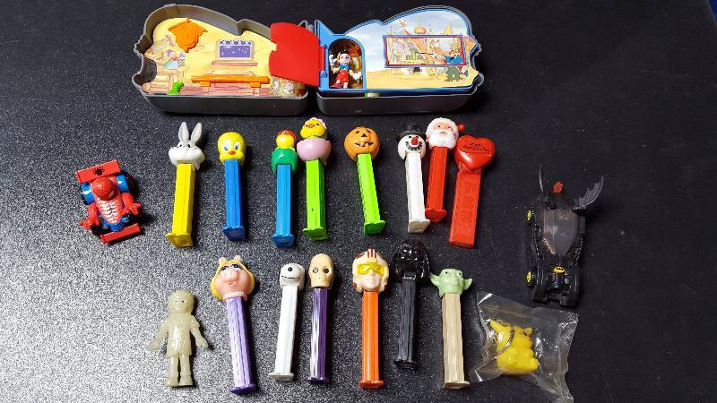 lot 445 image: Pez Dispensers & Assorted