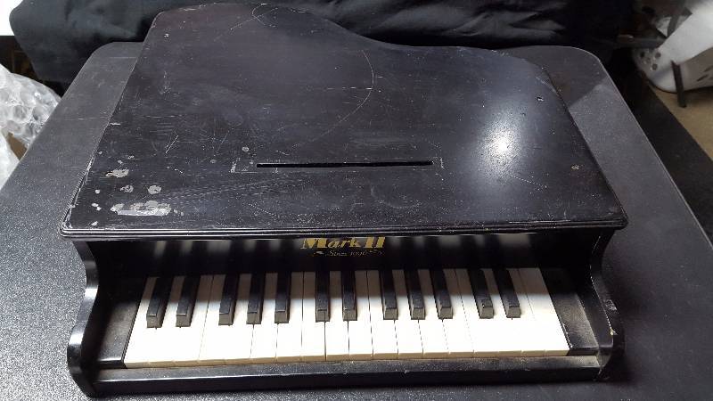 lot 446 image: Kids grand Piano