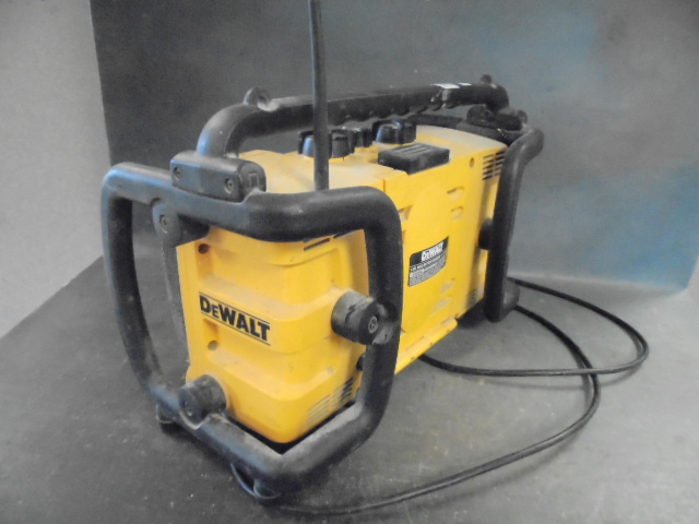 lot 15 image: Dewalt Radio