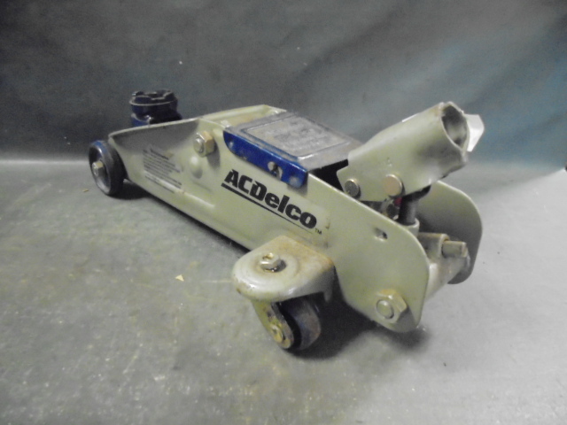 lot 29 image: Trolley Jack