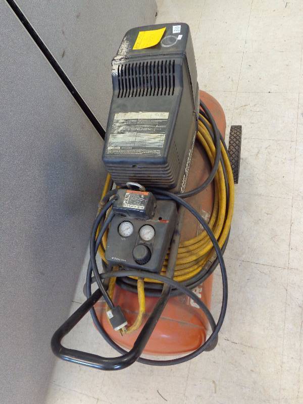 lot 30 image: 25 Gallon Air Compressor