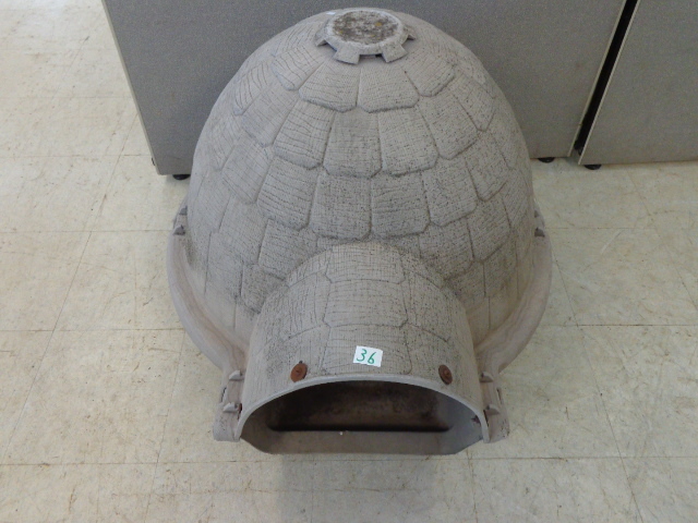 lot 36 image: Igloo Style Dog House
