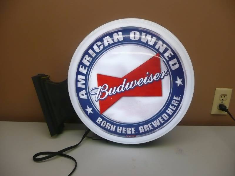 lot 27 image: VINTAGE - BUDWEISER AMERICAN OWNED, BORN HERE, BREWED HERE PUB LIGHT - WORKS GREAT, GOOD CONDITION - APPROX 18ROUND - SEE PICTURES