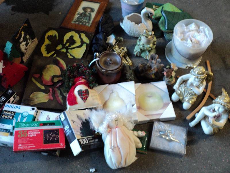 lot 26 image: box of misc. dcor and lights...
