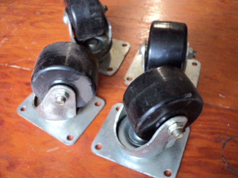 lot 34 image: 4 casters, 500lbs weight, retail $1...