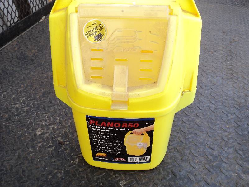 lot 43 image: new plano 850 bait bucket...