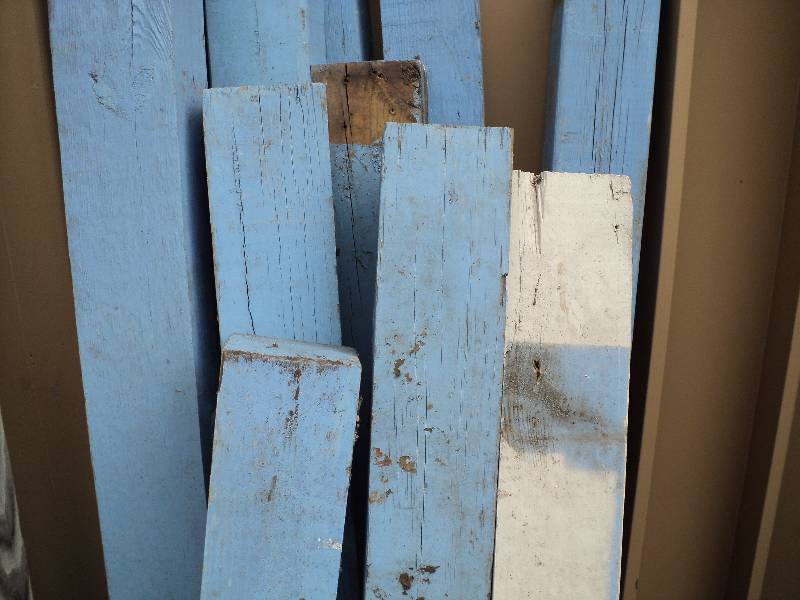 lot 45 image: 12 posts, tallest is 5ft...