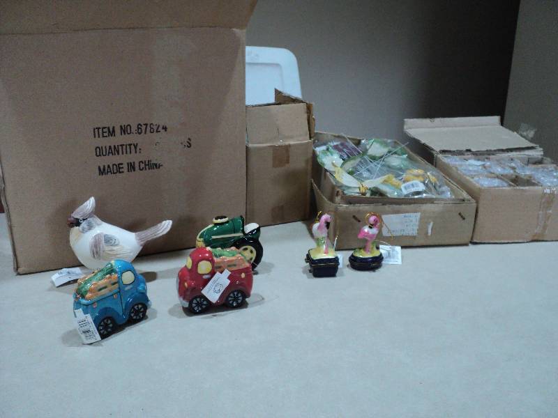 lot 51 image: christmas ornaments- 12 birds, 6 tr...