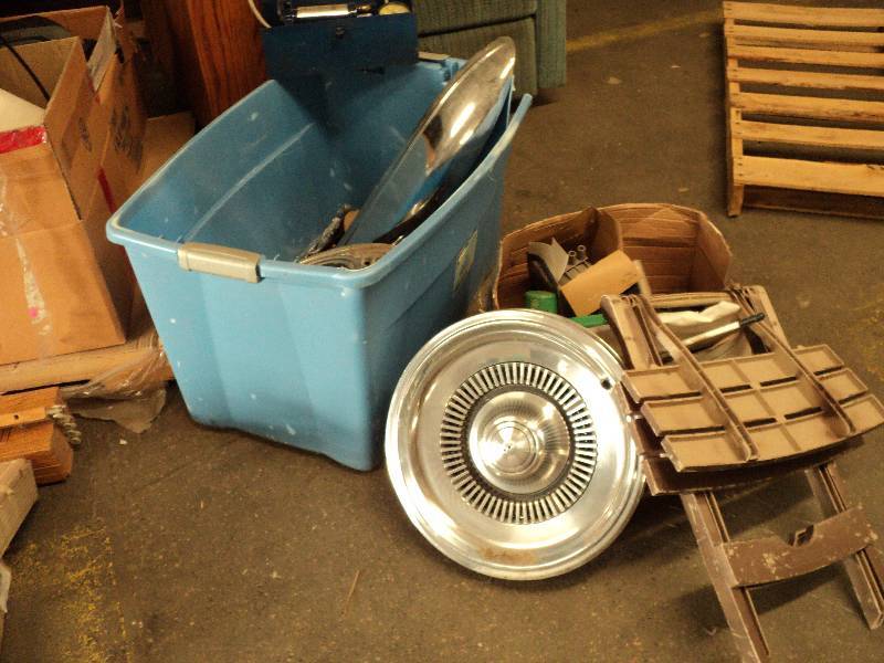 lot 68 image: tote of car misc, thermal cap check...