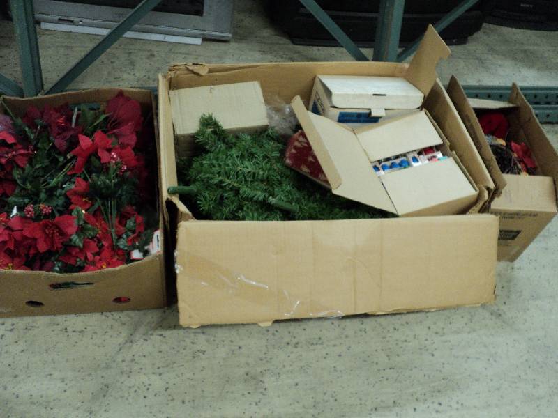lot 84 image: christmas dcor...