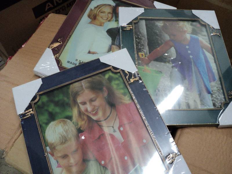 lot 87 image: box of 24 8x10 frames...