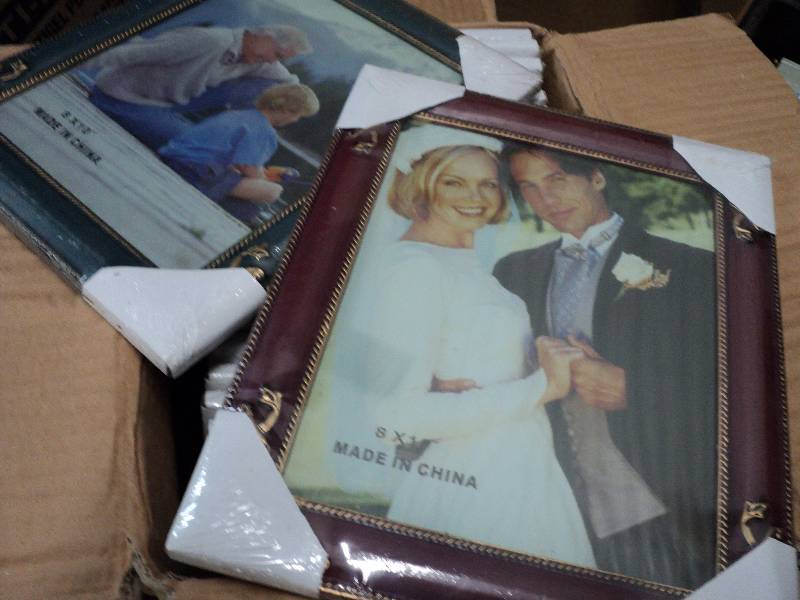 lot 88 image: box of 24 8x10 frames...