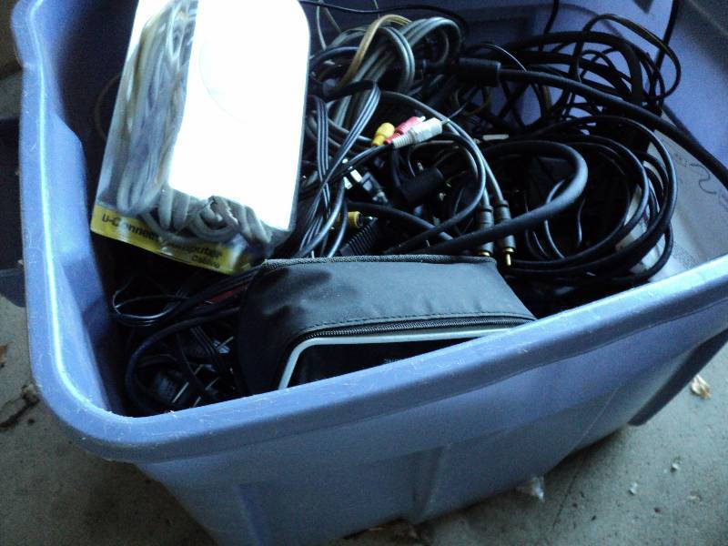 lot 155 image: tub of computer cords...