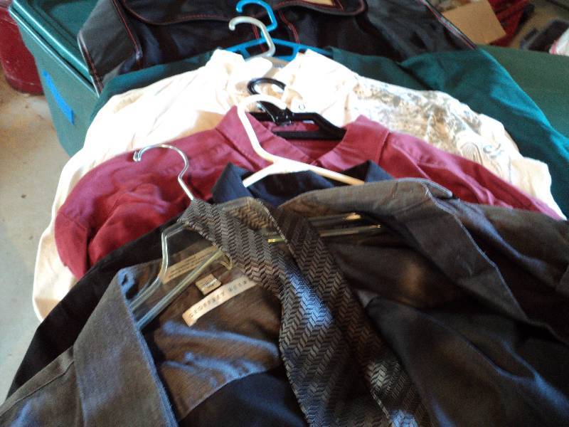 lot 178 image: travel bag with 6 dress shirts, XL ...